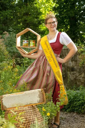 Doris Grünbauer als Honigprinzessin präsentiert Honig