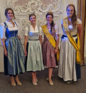 Gruppenbild mit der Honigkönigin in der Mitte