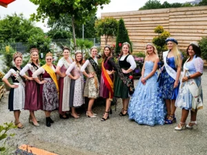 Mehrere menschen mit bayrischer Tracht posieren für ein Gruppenfoto