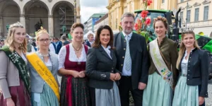 Mehrere Menschen in bayrischer Tracht posieren für ein Gruppenfoto